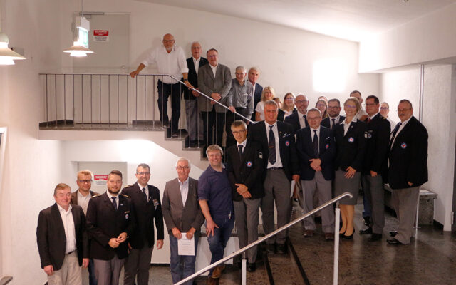 Im Rahmen des 75-jährigen Jubiläums der Wasseracht Ortsgruppe Bayreuth wurden 13 Mitglieder aufgrund langjähriger Zugehörigkeit geehrt. Darunter auch Gründungsmitglied Konrad Porsch, für 75 Jahre. Des Weiteren wurden 4 Medaillen an Mitglieder für ihre Bereitschaft für den Einsatz im Rahmen des Ahrtal-Hochwasser 2021 verliehen. Sowie 8 Wasserwacht-Medaillen in Bronze und 2 in Silber für besondere Leistungen für die Wasserwacht. Darüber hinaus wurde Karin Diehl (Vorsitzende der Wasserwacht Ortsgruppe Bayreuth) mit der Wasserwacht-Medaille in Gold und Florian Förster mit dem Ehrenzeichen der Wasserwacht in Silber jeweils für ihre Verdienste um die Wasserwacht ausgezeichnet. Im Bild: Die Geehrten des 75-jährigen, Markus Ruckdeschel (BRK-Kreisgeschäftsführer Bayreuth), Peter Maisel (Vorsitzender des BRK-Kreisverbandes Bayreuth), Benjamin Taitsch (stellvertretender Vorsitzender der Wasserwacht Bayern), Marcus Röttel (Technischer Leiter der Wasserwacht Bayern) und Hans Jürgen Seeg (Vorsitzender des Wasserwacht Bezirks Ober- und Mittelfranken).