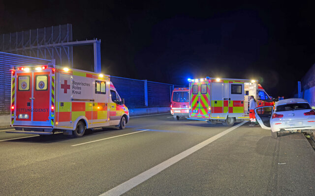 Einsatzfahrzeuge des BRK-Rettungsdienstes an der Einsatzstelle auf der Autobahn 9 (A9).
