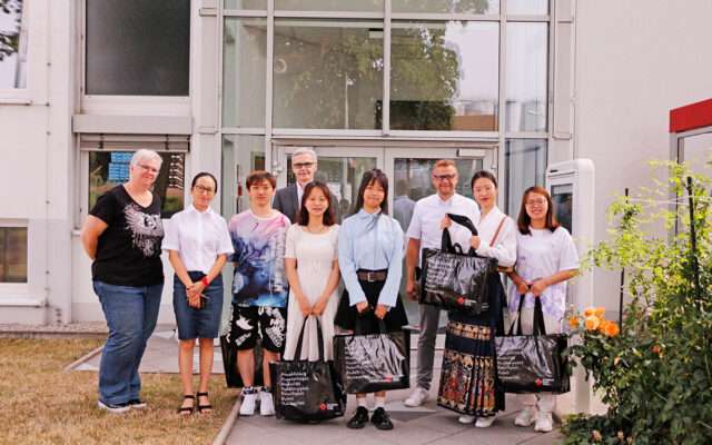 Fünf neue Auszubildende aus China starteten im Rahmen des weltweiten BRK-Projektes Care & Career im Herbst ihren Weg zum Pflegefachmann/-frau beim Roten Kreuz in Bayreuth Im Bild (v.l.n.r.): Angelika Schmidt (Koordinatorin der BRK-Praxisanleitungen in der Pflege im BRK-Kreisverband Bayreuth), Chen Chen (Stabstelle internationale Personalrekrutierung, Koordination BRK-Projekt Care & Career), Haonan Li, Richard Knorr (BRK-Abteilungsleiter stationäre Pflegeeinrichtungen in Bayreuth), Wenjun Li , Guannan Zhao, Markus Ruckdeschel (, Yuanyuan Jiao, Jingchun Wang.
