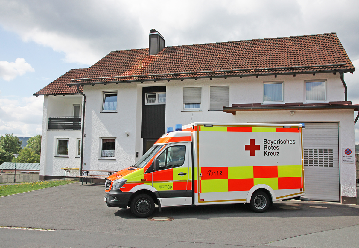 Rettungswagen vor der BRK-Wache Fichtelberg