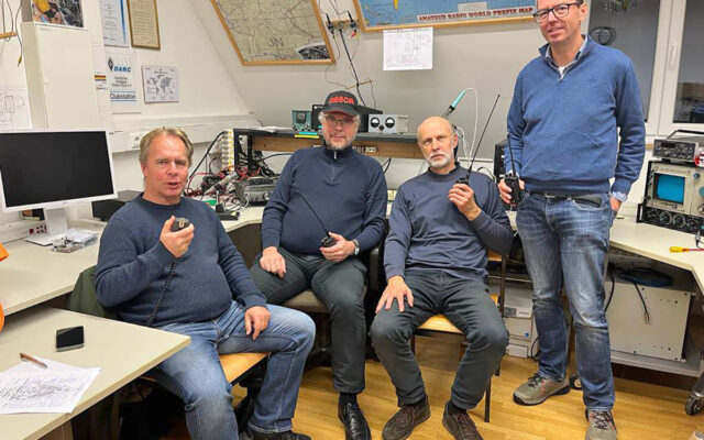 Funkamateure des Ortsvereins Bayreuth spenden 950 Euro für medizinsches Material für die Ukraine. Im Bild (v.l.n.r.): Thomas Huttinger, Christian Riede,Friedrich Bär und Arjan van Schijndel.