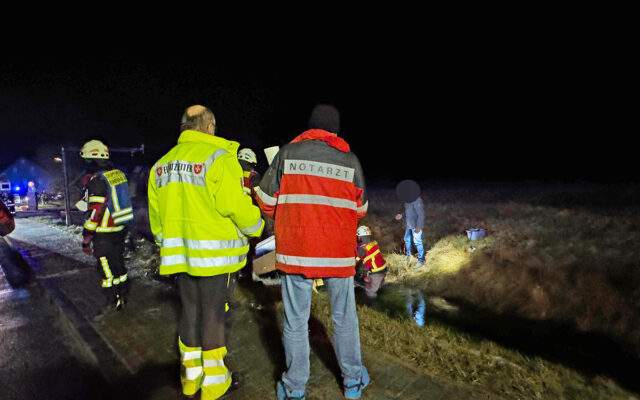 Einsatzkräfte am Einsatzort. Unfallfahrzeug liegt auf Dach im Bach bei Bindlach.