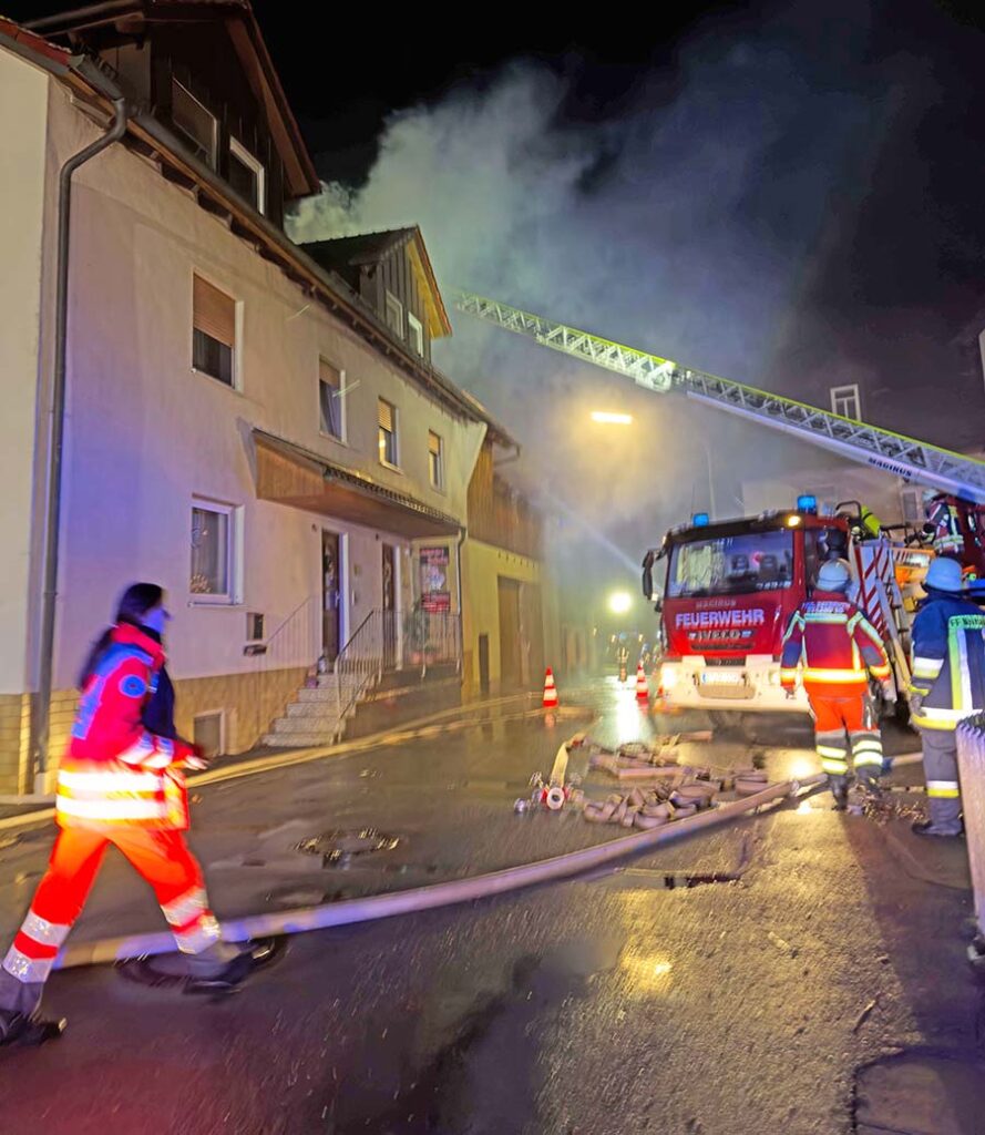 Einsatzrkäfte des BRKs und der Feuerwehr an der Einsatzstelle.