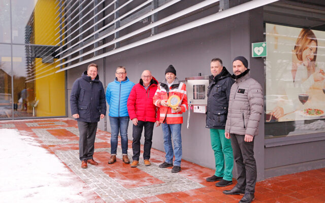 Mit dem neuen Notfallstation am Möbelhaus trägt die Firma Hertel Möbel nun als Standort zur flächendeckenden Absicherung von Forkendorf und der Gemeinde Gesees mit öffentlich zugänglichen Defibrillatoren bei. Im Bild (v.l.n.r.): Stefan Hertel (Inhaber Hertel Möbel), Hans-Jürgen Heisenstein (Projektbeauftragter Notfallstation Hertel Möbel), Harald Feulner (BGM Gesees), Karl Bernet (BRK-Projektkoordinator Defi-Netzwerk Bayreuth), Michael Eichner (Betrieblicher Ersthelfer Hertel Möbel) und Andreas Distler (Betrieblicher Ersthelfer Hertel Möbel).