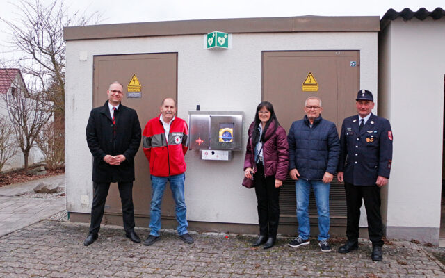 Untestützer und Bürgermsiterin Sybille Pichl stehen vor neuer Notfallsation in der Donndorfer Wilhelminenstraße. Im Bild (v.l.n.r.): Marcus Rasp (Sparkasse Bayreuth – stv. Regionaldirektor Marktgebiet Bayreuth-Land), Karl Bernet (ehrenamtlicher BRK-Projektkoordinator Defi-Netzwerk Bayreuth), Sybille Pichl (Bürgermeisterin Eckersdorf), Manfred Franke (Donndorfer Siedlergemeinschaft) und Helmut Zeitler (1. Kommandant Feuerwehr Donndorf).