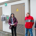 Bürgermeisterin Sybille Pichl bedankt sich für Engagement der Unterstützer bei der Anschaffung der Notfallstation in der Donndorfer Wilhelminenstraße. Im Hitnergrund die Notfallstation an einem Trafohäuschen.