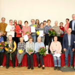 Das Bild zeigt die geehrten ehrenamtlichen Helferinnen der BRK-Bereitschaft Bayreuth II und des Arbeitskreises Klinikum. Mit im Bild: Markus Ruckdeschel (Kreisgeschäftsführer des BRK-Kreisverbandes Bayreuth), Rosemarie Grimm (Leiterin BRK-Arbeitskreis Klinikum), Thomas Ebersberger (Oberbürgermeister der Stadt Bayreuth und Vorsitzender des Aufsichtsrates der Klinikum Bayreuth GmbH), Manfred Neumeister (Vertreter des Landrates Landkreis Bayreuth), Dietmar Pawlik (Geschäftsführer der Klinikum Bayreuth GmbH), Mischa Nietfeld (BRK-Kreisbereitschaft Bayreuth) und Irmtraud Stahlman (Leiterin der BRK-Bereitschaft Bayreuth II)