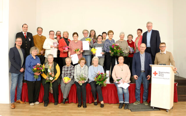 Das Bild zeigt die geehrten ehrenamtlichen Helferinnen der BRK-Bereitschaft Bayreuth II und des Arbeitskreises Klinikum. Mit im Bild: Markus Ruckdeschel (Kreisgeschäftsführer des BRK-Kreisverbandes Bayreuth), Rosemarie Grimm (Leiterin BRK-Arbeitskreis Klinikum), Thomas Ebersberger (Oberbürgermeister der Stadt Bayreuth und Vorsitzender des Aufsichtsrates der Klinikum Bayreuth GmbH), Manfred Neumeister (Vertreter des Landrates Landkreis Bayreuth), Dietmar Pawlik (Geschäftsführer der Klinikum Bayreuth GmbH), Mischa Nietfeld (BRK-Kreisbereitschaft Bayreuth) und Irmtraud Stahlman (Leiterin der BRK-Bereitschaft Bayreuth II)