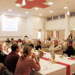 Blick in des Festsaale der Geschäftsstelle des BRK-Kreisverbandes Bayreuth mit den Gästen der Ehrung der Betriebsjubilare 2024.