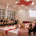 Blick in des Festsaale der Geschäftsstelle des BRK-Kreisverbandes Bayreuth mit den Gästen der Ehrung der Betriebsjubilare 2024.