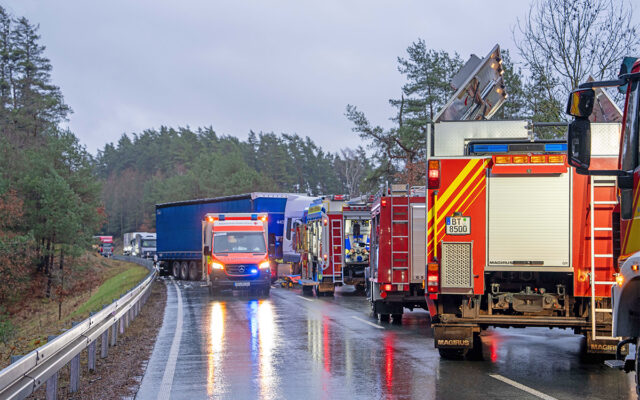 Einsatzfahrzeuge an der Einsatzstelle auf der B22 bei Seybothenreuth (Landkreis Bayreuth).