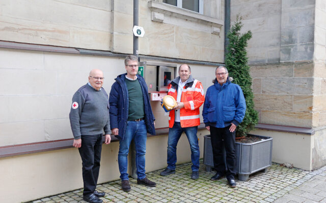 Inbetriebnahme des öffetnlich-zugänglichen Defibrillators vor dem Bad Bernecker Rathaus. Im Bild: Hermann Maier (BRK-Ausbilder), Bernhard Leutheusser (Geschäftsführer Hartsteinwerke Schicker), Karl Bernet (Projektkoordinator Defi-Netzwerk Bayreuth) und Jürgen Zinnert (Bürgermeister Bad Berneck).