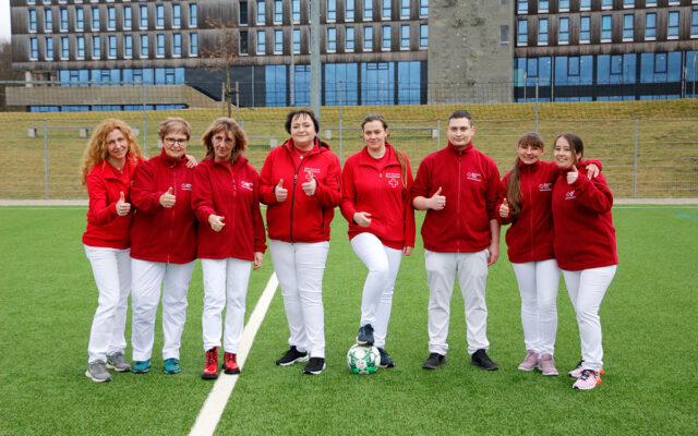 Die Champions League der Gesellschaft sucht Verstärkung! Der BRK-Kreisverband Bayreuth wirbt um Arbeitskräfte in der Pflege und macht auf die schwierige Situation in der Pflege aufmerksam. Im Bild: Das Team der BRK-Sozialstation Fichtelgebirge als Darsteller im neuen BRK-Werbeclip „Champions League der Gesellschaft“.