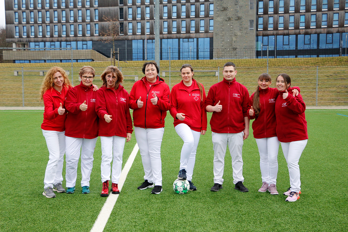 Die Champions League der Gesellschaft sucht Verstärkung! Der BRK-Kreisverband Bayreuth wirbt um Arbeitskräfte in der Pflege und macht auf die schwierige Situation in der Pflege aufmerksam. Im Bild: Das Team der BRK-Sozialstation Fichtelgebirge als Darsteller im neuen BRK-Werbeclip „Champions League der Gesellschaft“.