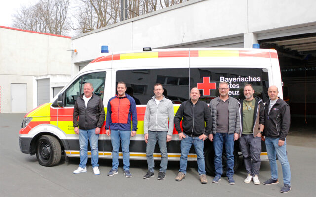 Das Bild zeigt die neuen Wachleiter des BRK-Rettungsdienstes Bayreuth und die Rettungsdienstleitung des BRK-Kreisverbandes Bayreuth vor dem neuen Bay KTW 2023.