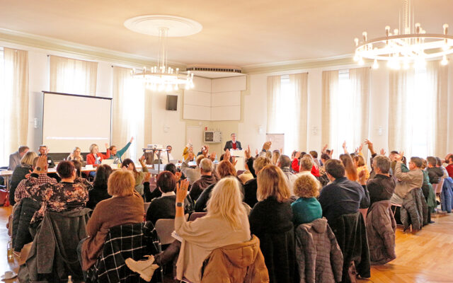 Die Vollversammlung der Kooperationspartner der Arbeitsgemeinschaft der Bayreuther Pflegeschulen wählte im Februar Franz Sedlak zum wiederholten Male zum Beiratsvorsitzenden. BIld zeigt die Vollversammlung.