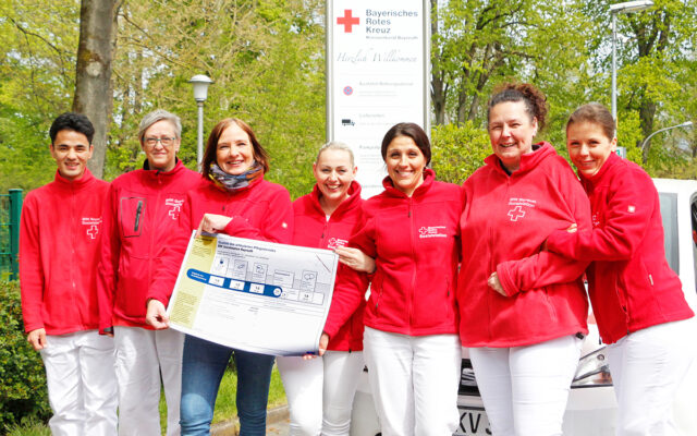 Bestnote für die ambulante Pflege der BRK-Sozialstation Bayreuth. Mit ein 1,0 klar über den bayernweiten Durchschnitt – eine großartige Mannschaftsleistung! Das Bild zeigt Mitarbetiende der BRK-Sozialstation Bayreuth und Leiterin Carolin Monke.