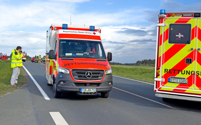 Das Bild zeigt Einsatzfahrzeuge des Rettungsdienstes am Einsatzort auf der B22.