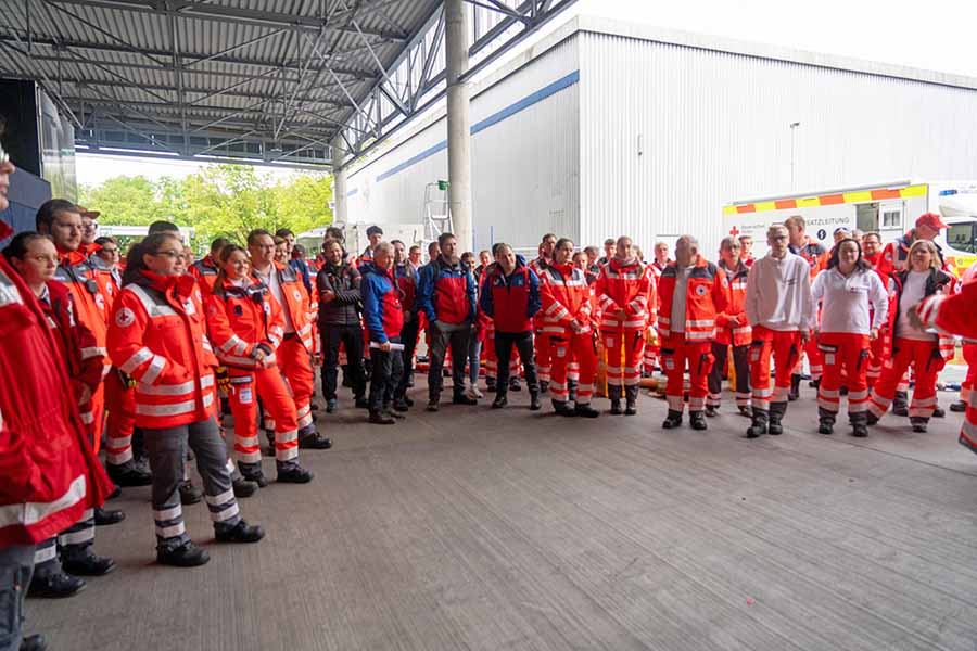 Briefing der Einsatzkräfte von Bereitschaften, Bergwacht und Wasserwacht bei der Absicherung des Maisel´s FunRun 2024