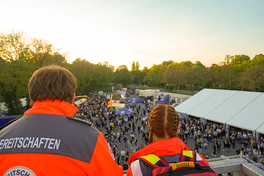 Fußstreifen der BRK-Bereitschaften gewährleisten Sicherheit für alle Feiernden während des Maisel`s Weißbierfest.