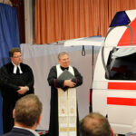 Segnung des neuen BRK-Herzenswunsch-Hospizmobils der BRK-Bereitschaft Bad Berneck durch "Blaulicht-Pfarrer" Günter Daum und Klaus Klein (Pfarrer Hospizmobil-Team des BRK-Kreisverbands Straubing-Bogen).