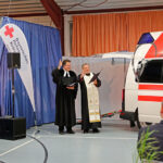 Segnung des neuen BRK-Herzenswunsch-Hospizmobils der BRK-Bereitschaft Bad Berneck durch "Blaulicht-Pfarrer" Günter Daum und Klaus Klein (Pfarrer Hospizmobil-Team des BRK-Kreisverbands Straubing-Bogen).