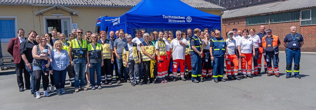 Teilnehmende der PSNV-Übung auf dem Gelände des THWs Bayreuth.