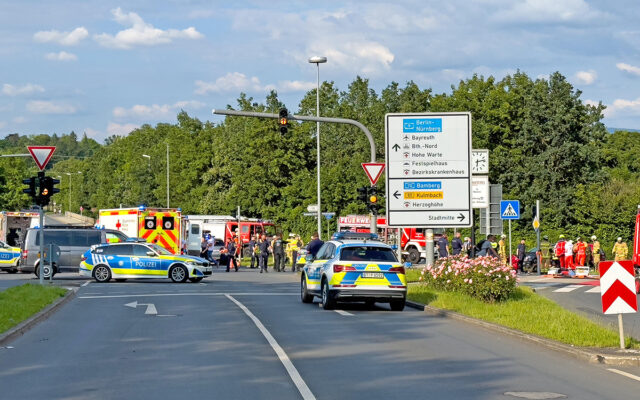 Einsatzfahrzeuge von Polizei, Rettungsdienst und Feuerwehr am Einsatzort.