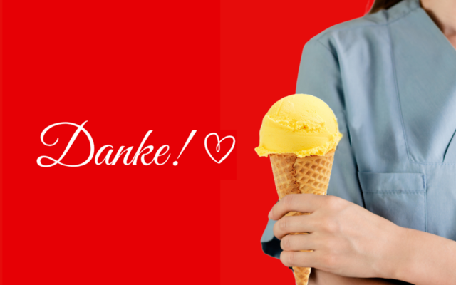 Bild zeigt eine Pflegekraft mit einem Eis in der Hand. Da neben der Schriftzug Danke und ein Herz.