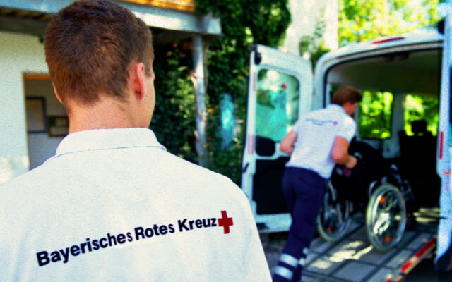 Bild zeigt Mitarbeitende des BRK-Fahrdienstes