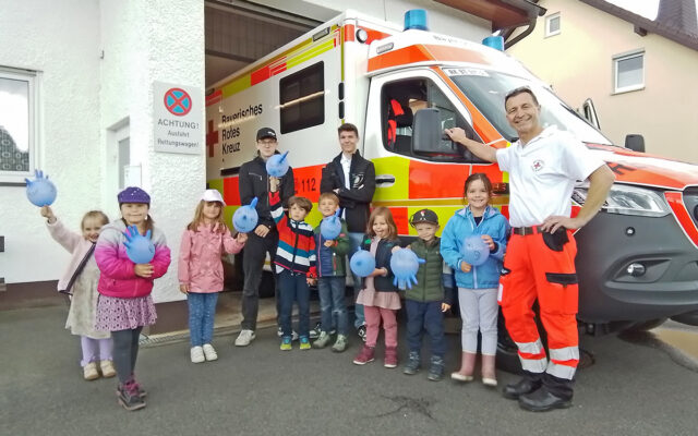 KIndergartenkinder an der Rettungswache Fichtelberg.
