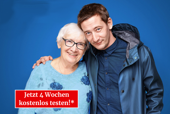 Werbebild zeigt ältere Dame und Angehörigen vor blauem Hintergrund.