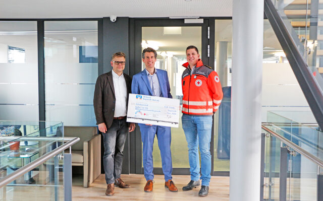 Tobias Reisse, Vorstand der VR Bank Bayreuth-Hof (m.), überreicht Scheck in Höhe von 10.000 Euro für die Unterstützung der Helfer-vor-Ort (HvO) des BRKs in Landkreis Bayreuth an Markus Ruckdeschel (BRK-Kreisgeschäftsführer Bayreuth, l.) und Patrick Czekalla (stv. Kreisbereitschaftsleiter BRK Bayreuth, r.). Die Spende stammt aus den Mitteln des Gewinnsparvereins und wurde stellvertretend im Namen der langjährigen Mitglieder der VR-Bank Bayreuth-Hof mit 40- bzw. 50-jähriger Mitgliedschaft überreicht.