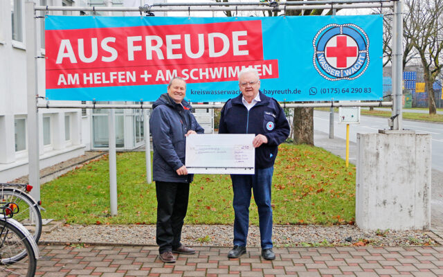 Im Namen der Funke Kunststoffe GmbH aus Hamm-Uentrop (NRW) überreichte Heiko Hendlich (l.) eine Spende in Höhe von 250 Euro an den Vorsitzenden der Kreiswasserwacht Bayreuth Hans Joachim Seibel (r.).