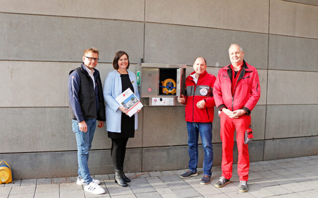 Ein neuer elektrischer Lebensretter steht nun für alle Bürgerinnen und Bürgern am Rotmain-Center Bayreuth zur Verfügung. Im Dezember Übergaben Markus Ruckdeschel (BRK-Kreisgeschäftsführer Bayreuth) und Karl Bernet (Projektkoordinator Defi-Netzwerk Bayreuth) einen Defibrillator an Angelika Kreßel (Assistant Center Management Rotmain-Center Bayreuth) und Frank Maisel (stv. technischer Leiter Rotmain-Center Bayreuth),) vom Rotmain-Center Bayreuth und nahmen die Notfallstation am Center-Ausgang „Am Sendelbach“ in Betrieb. Im Bild (v.l.n.r.): Markus Ruckdeschel, Angelika Kreßel, Karl Bernet und Frank Maisel.