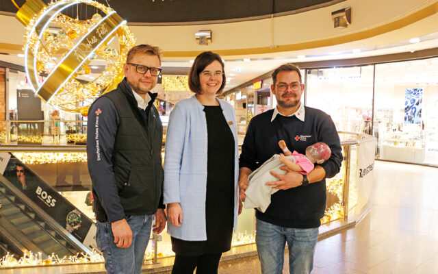Rotmain-Center Bayreuth spendet Kleinkind-Simulationspuppe an BRK-Bayreuth. Eine innovative Kleinkind-Simulationspuppe zur Prävention des sogenannten Shaken Baby Syndroms (SBS) übergab das Rotmain-Center Bayreuth an das BRK in Bayreuth. Markus Ruckdeschel (BRK-Kreisgeschäftsführer Bayreuth) und Florian Förster von der Service-Stelle-Ehrenamt des BRK-Kreisverbandes Bayreuth nahmen diese im Dezember von Angelika Kreßel (Assistant Center Manager) entgegen. Im Bild (v.l.n.r.): Markus Ruckdeschel, Angelika Kreßel und Florian Förster.