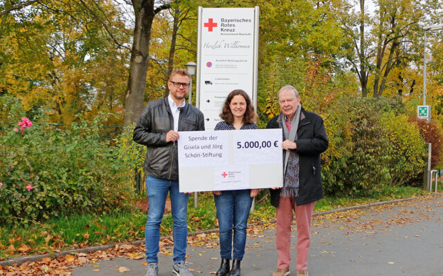 Jörg Schön (r.) bei der Übergabe einer Spende der Gisela und Jörg Schön-Stiftung in Höhe von 5.000 Euro für die Durchführung der BRK-SCHÖNzeit 2025 an Markus Ruckdeschel (BRK-Kreisgeschäftsführer Bayreuth, l.) und Annika Schreier (Organisatorin BRK-SCHÖNzeit, m.) vom BRK-Kreisverband Bayreuth.