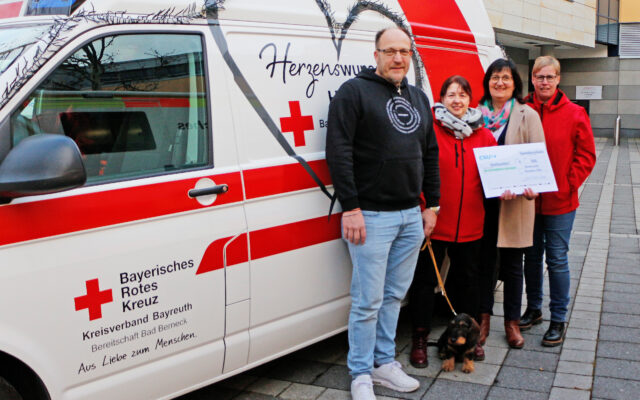 Im Bild (v.l.n.r.): Jens Kronefeld (stv. Vorsitzender CSU Rotmaintal mit Hund Hugo), Alexandra Küfner (Leiterin BRK-Herzenswunsch-Hospizmobil Bayreuth), Karin Vogel-Knopf (Vorsitzender CSU Rotmaintal), Petra Voit (Team BRK-Herzenswunsch-Hospizmobil Bayreuth) vor dem BRK-Hospizmobil mit einem symbolischen Spendencheck.