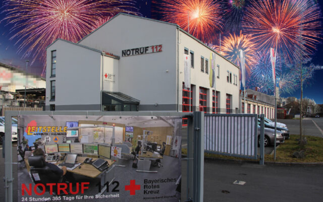 Fotomontage - der Integrieten Leitstelle Bayreuth/Kulmbach. Am Himmel im Hintergrund: Sylvester-Feuerwerk.