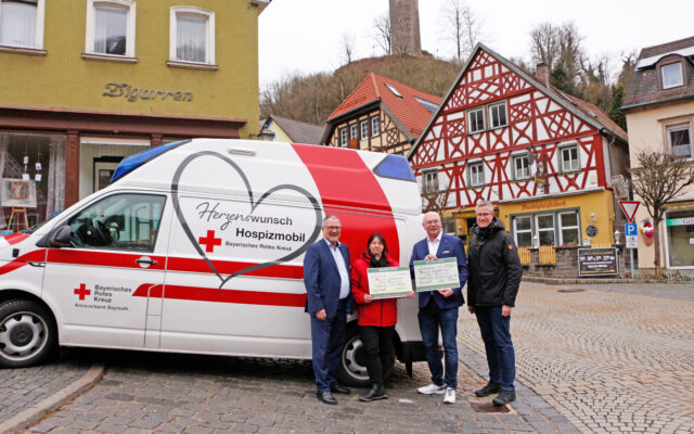 Kabarettist Martin Rassau (vom Comedy-Duo Waldtraud und Mariechen) spendet gemeinsam mit Unterstützern 14.000 Euro an das BRK-Herzenswunsch-Hospizmobil Bayreuth, das schwerkranken Menschen letzte Wünsche erfüllt. Als Dank wurde er zum Ehrenpaten des Projekts ernannt. Im Bild (v.l.n.r.): Jürgen Zinnert (BGM Bad Berneck), Alexandra Küfner (Leiterin BRK-Herzenswunsch-Hospizmobil Bayreuth), Martin Rassau und Michael Schreier (BGM Bischofsgrün). Foto: Tobias Schif / BRK-Bayreuth.