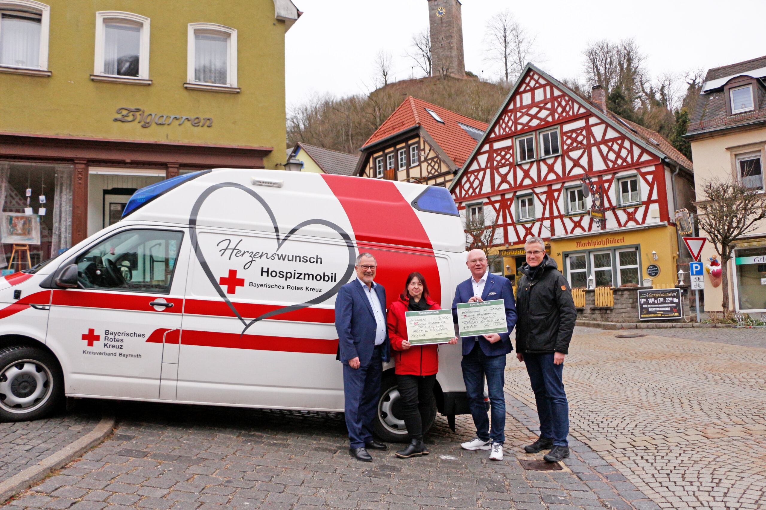 Kabarettist Martin Rassau (vom Comedy-Duo Waldtraud und Mariechen) spendet gemeinsam mit Unterstützern 14.000 Euro an das BRK-Herzenswunsch-Hospizmobil Bayreuth, das schwerkranken Menschen letzte Wünsche erfüllt. Als Dank wurde er zum Ehrenpaten des Projekts ernannt. Im Bild (v.l.n.r.): Jürgen Zinnert (BGM Bad Berneck), Alexandra Küfner (Leiterin BRK-Herzenswunsch-Hospizmobil Bayreuth), Martin Rassau und Michael Schreier (BGM Bischofsgrün). Foto: Tobias Schif / BRK-Bayreuth.