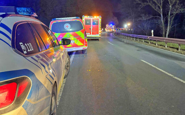 Einsatzfahrzeuge der Rettungskräfte an er Einsatzstelle.