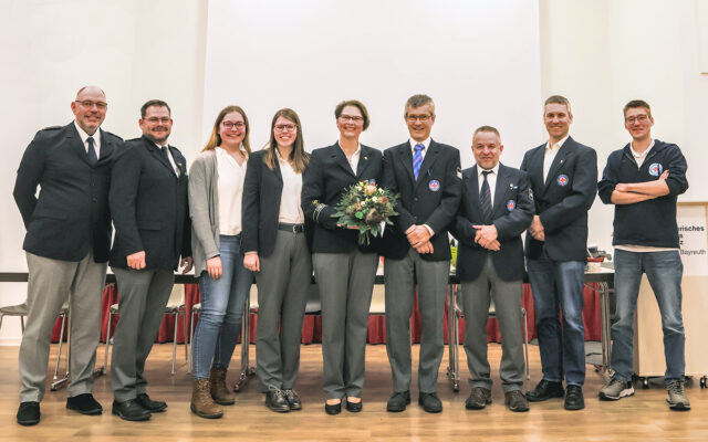 Zu sehen ist die neugewählte Vorstandschaft der Wasserwacht Ortsgruppe Bayreuth: Im Bild (v.l.n.r.): Uwe Kasel (stv. Technischer Leiter), Florian Förster (Technischer Leiter), Viktoria Mader (Schriftführerin und stv. Jugendleiterin)), Sophia Lugert (Jugendleiterin), Karin Diehl (Vorsitzender der Wasserwacht Ortsgruppe Bayreuth), Ulrich Brenner (1. stv. Vositzender), Thomas Neubing (Kassier), Arne Peplau (2. stv. Vorsitzender) und Moritz Müller (stv. Jugendleiter).