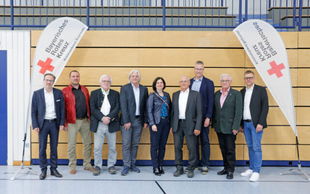 Das Bild zeigt den neuen Vorstand des BRK-Kreisverbandes Bayreuth, rundum den neuen Vorsitzenden Peter Herzing. V.l.n.r.: Alexander Eberl (Bezirksgeschäftsführer BRK-Bezirksverband Ober- und Mittelfranken), Dr. Christian Birnmeyer (Chefarzt BRK-Kreisverband Bayreuth), Thomas Janovsky (Justiziar BRK-Kreisverband Bayreuth), Klaus Scheuerecker (Schatzmeister BRK-Kreisverband Bayreuth), Dr. Cornelia Angerer-Daum (stv. Chefärztin BRK-Kreisverband Bayreuth), Peter Herzing (Vorsitzender BRK-Kreisverband Bayreuth), Michael Schreier (stv. Schatzmeister BRK-Kreisverband Bayreuth), Harald Pruckner (Vorsitzender BRK-Bezirksverband Ober- und Mittelfranken BRK-Kreisverband Bayreuth) und Markus Ruckdeschel (Kreisgeschäftsführer BRK-Kreisverband Bayreuth). Im Bild fehlen: Stefan Schuh (erster stellv. Vorsitzender BRK-Kreisverband Bayreuth) und Sybille Pichl (zweite stellv. Vorsitzende BRK-Kreisverband Bayreuth) und Florian Dorth (Konventionsbeauftragter).