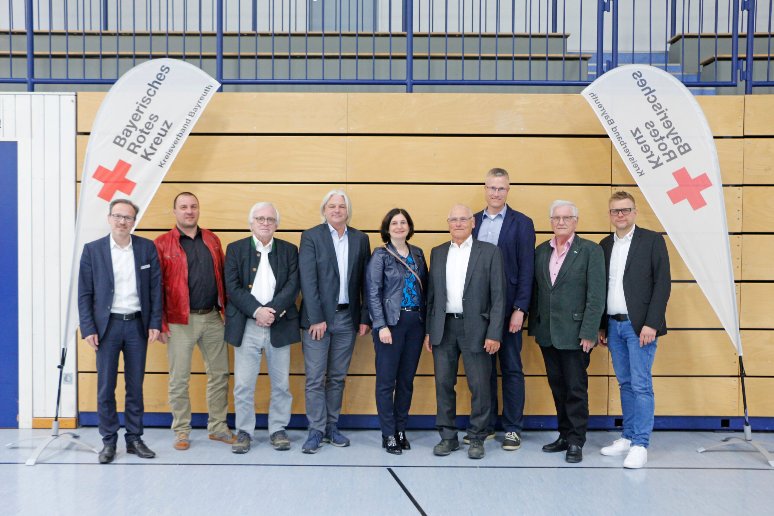Das Bild zeigt den neuen Vorstand des BRK-Kreisverbandes Bayreuth, rundum den neuen Vorsitzenden Peter Herzing. V.l.n.r.: Alexander Eberl (Bezirksgeschäftsführer BRK-Bezirksverband Ober- und Mittelfranken), Dr. Christian Birnmeyer (Chefarzt BRK-Kreisverband Bayreuth), Thomas Janovsky (Justiziar BRK-Kreisverband Bayreuth), Klaus Scheuerecker (Schatzmeister BRK-Kreisverband Bayreuth), Dr. Cornelia Angerer-Daum (stv. Chefärztin BRK-Kreisverband Bayreuth), Peter Herzing (Vorsitzender BRK-Kreisverband Bayreuth), Michael Schreier (stv. Schatzmeister BRK-Kreisverband Bayreuth), Harald Pruckner (Vorsitzender BRK-Bezirksverband Ober- und Mittelfranken BRK-Kreisverband Bayreuth) und Markus Ruckdeschel (Kreisgeschäftsführer BRK-Kreisverband Bayreuth). Im Bild fehlen: Stefan Schuh (erster stellv. Vorsitzender BRK-Kreisverband Bayreuth) und Sybille Pichl (zweite stellv. Vorsitzende BRK-Kreisverband Bayreuth) und Florian Dorth (Konventionsbeauftragter).