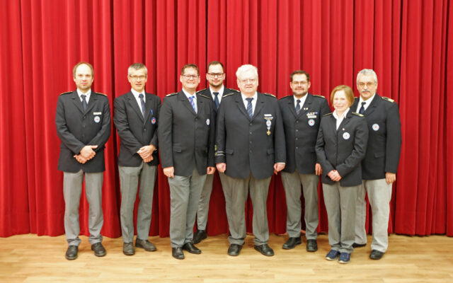 Im Bild die neue Kreiswasserwachtleitung für Bayreuth Stadt und Landkreis. V.l.n.r.: Christian Schwenk (Jugendleiter), Ulrich Brenner (2. stellvertretender Vorsitzender), Johannes Zeilmann (1. stellvertretender Vorsitzender), Jonas Bauernschmidt (Technischer Leiter), Hans Joachim Seibel (Kreiswasserwachtvorsitzender), Florian Förster (1.stellvertretender Technischer Leiter), Tanja Peplau (2. stellvertretende Technische Leiterin), Hans-Jürgen Seeg (Vorsitzender Wasserwacht Bezirk Ober- und Mittelfranken). Nicht im Bild: Thomas Ermer (stellvertretender Jugendleiter) und Dr. Beate Zunner (Kreiswasserwachtärztin).