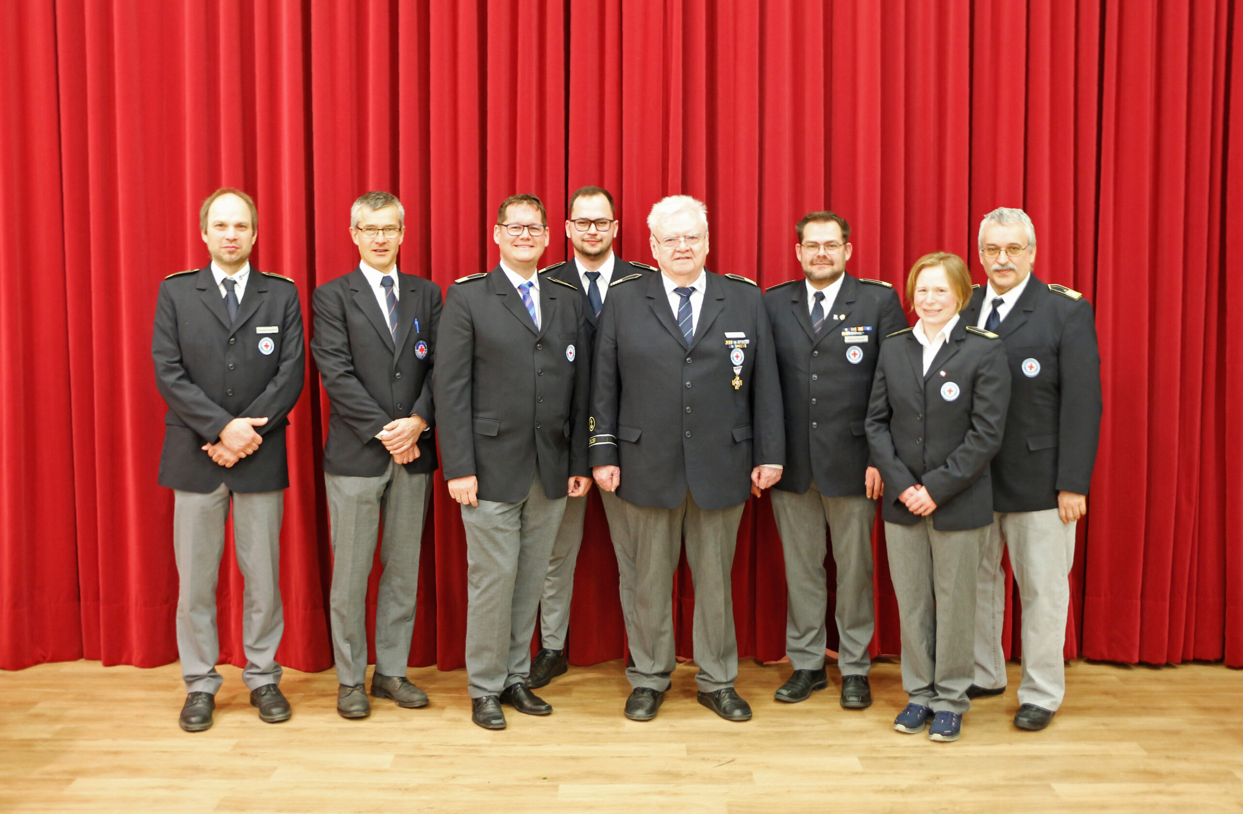Im Bild die neue Kreiswasserwachtleitung für Bayreuth Stadt und Landkreis. V.l.n.r.: Christian Schwenk (Jugendleiter), Ulrich Brenner (2. stellvertretender Vorsitzender), Johannes Zeilmann (1. stellvertretender Vorsitzender), Jonas Bauernschmidt (Technischer Leiter), Hans Joachim Seibel (Kreiswasserwachtvorsitzender), Florian Förster (1.stellvertretender Technischer Leiter), Tanja Peplau (2. stellvertretende Technische Leiterin), Hans-Jürgen Seeg (Vorsitzender Wasserwacht Bezirk Ober- und Mittelfranken). Nicht im Bild: Thomas Ermer (stellvertretender Jugendleiter) und Dr. Beate Zunner (Kreiswasserwachtärztin).