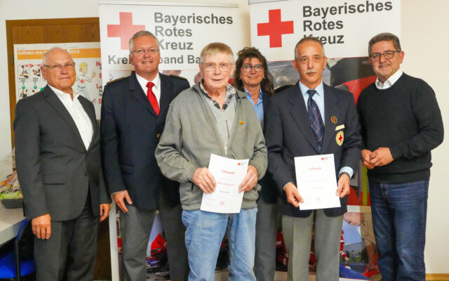 Auf dem Bild zu sehen: v.l.n.r: BRK-Kreisvorsitzender Peter Herzing, Kreisbereitschaftsleiter Bernd Neukam, Ludwig Kraus (60 Jahre beim BRK), bisherige Bereitschaftsleiterin Karin Eigl, neuer Bereitschaftsleiter Michael Prechtl, Bürgermeister Franz Tauber. Im Hintergrund das Logo des BRK-Kreisverbandes Bayreuth.