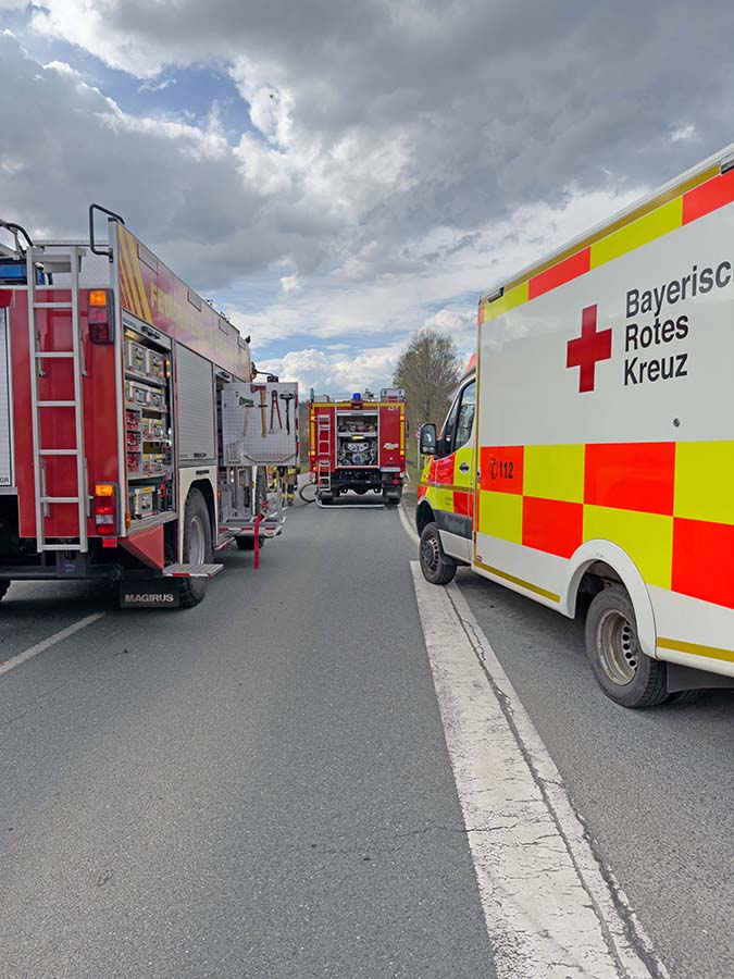 Einsatzfahrzeuge am Einsatzort.
