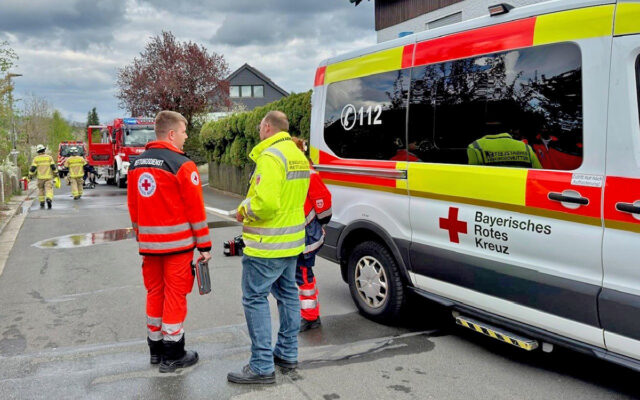 Zu sehen: Einsatzleiter Rettungsdienst im Vordergrund, im Hinter- grund Kräfte der Feuerwehr Stadt Bayreuth